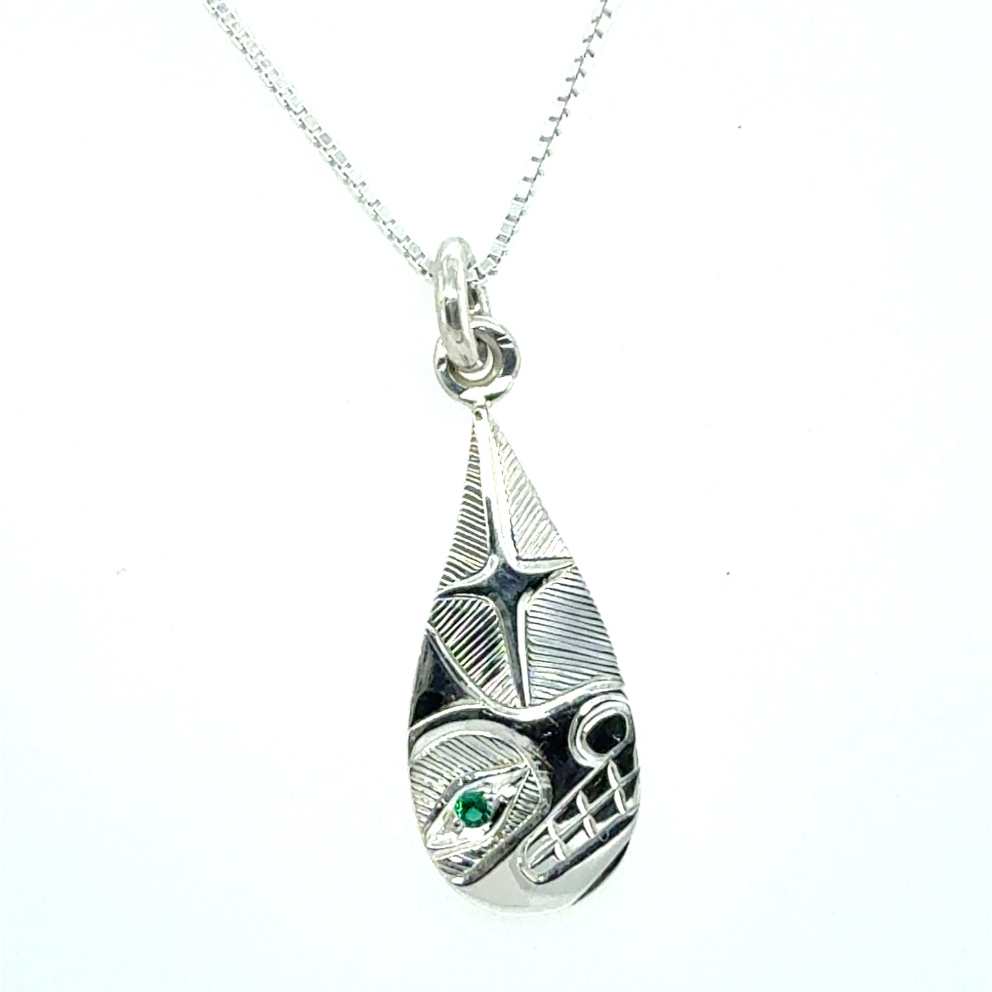 Pendant - Sterling Silver - Oval - Wolf - Emerald (Lab)